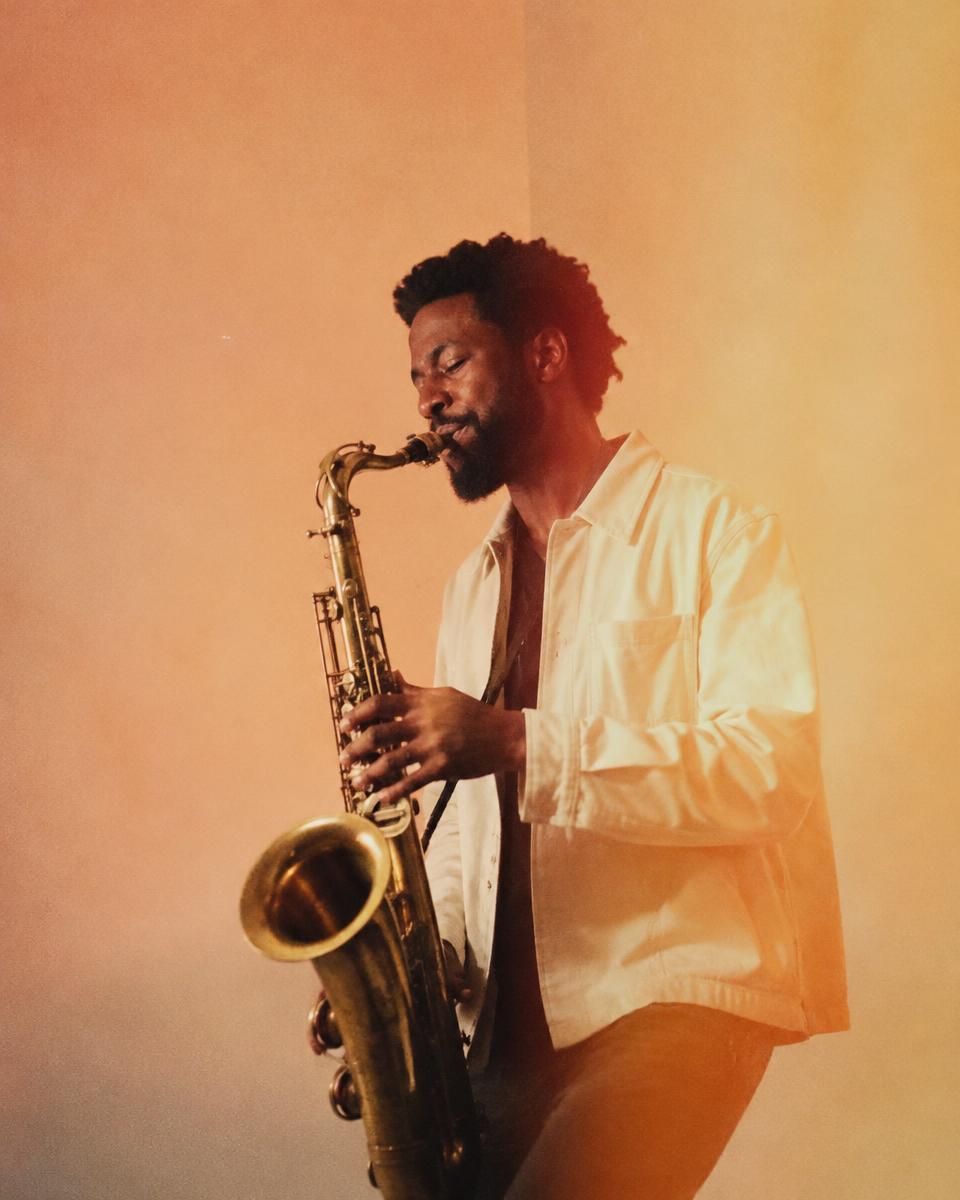 Músico tocando el saxofón